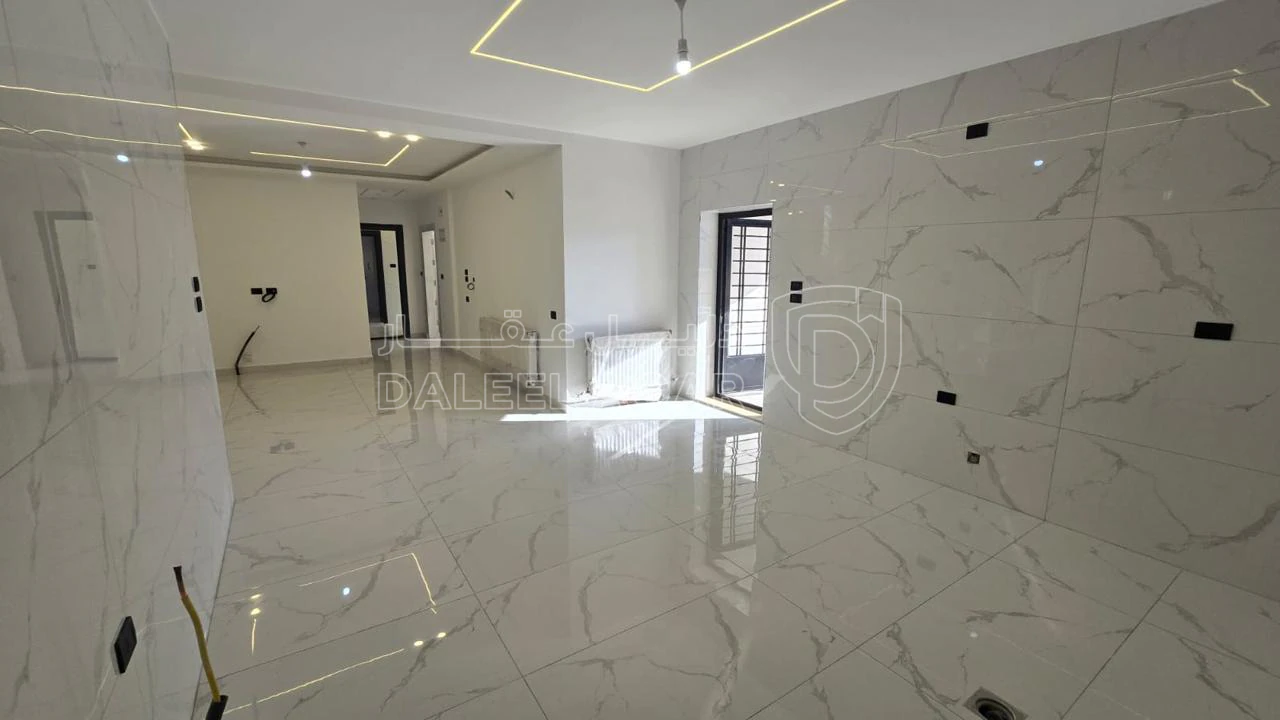 شقة في البنيات - قريب مدارس الحصاد - 105,000 دأ - صورة 1